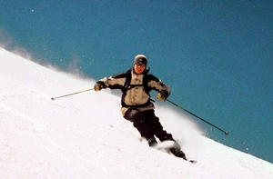 Skier-carving-a-turn